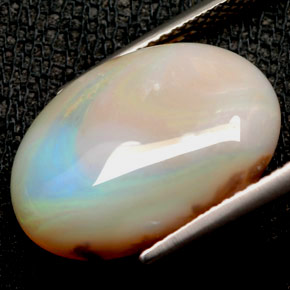 Opale multicolore naturelle coupe ovale, 6,24 ct, opaque