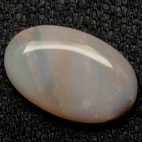 Opale multicolore naturelle coupe ovale, 2,46 ct, opaque