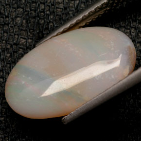 Opale multicolore naturelle coupe ovale, 2,46 ct, opaque