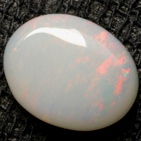 Opale multicolore naturelle coupe ovale, 0,94 ct, opaque