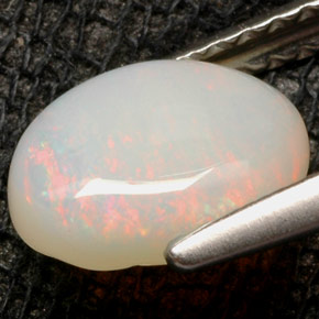 Opale multicolore naturelle coupe ovale, 0,94 ct, opaque