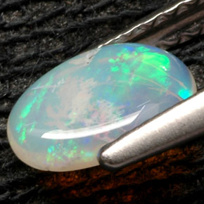 Opale multicolore naturelle coupe ovale, 0,36 ct, opaque