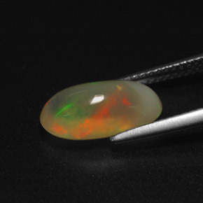 Opale multicolore naturelle coupe ovale, 2,78 ct, translucide