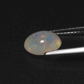 Opale multicolore naturelle coupe ovale, 1,35 ct, translucide