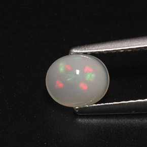 Opale multicolore naturelle coupe ovale, 0,70 ct, translucide