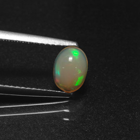 Opale multicolore naturelle coupe ovale, 0,58 ct, translucide