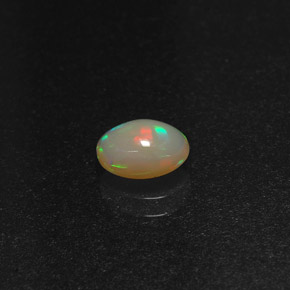 Opale multicolore naturelle coupe ovale, 0,58 ct, translucide