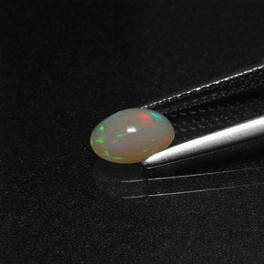 Opale multicolore naturelle coupe ovale, 0,58 ct, translucide