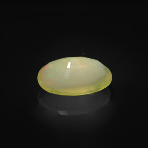 Opale multicolore naturelle coupe ovale, 1,52 ct, translucide