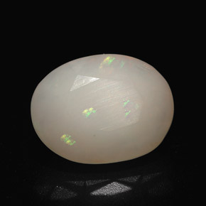 Opale multicolore naturelle coupe ovale, 2,90 ct, translucide