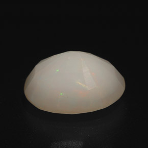 Opale multicolore naturelle coupe ovale, 2,90 ct, translucide