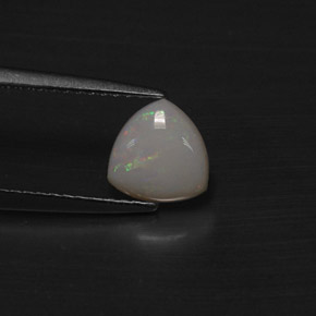 Opale multicolore naturelle trillion, 0,60 ct, translucide
