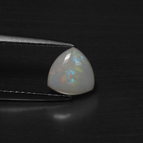 Opale multicolore naturelle trillion, 0,69 ct, translucide