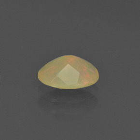 Opale multicolore naturelle coupe ovale, 0,48 ct, translucide
