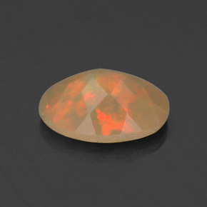 Opale multicolore naturelle coupe ovale, 0,69 ct, translucide