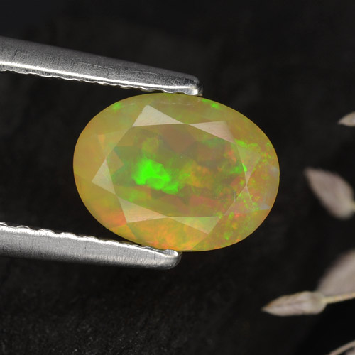 Opale multicolore naturelle coupe ovale, 0,70 ct, translucide