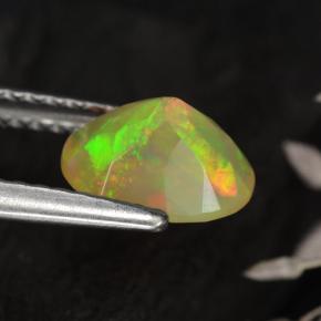 Opale multicolore naturelle coupe ovale, 0,70 ct, translucide