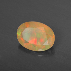 Opale multicolore naturelle coupe ovale, 0,87 ct, translucide
