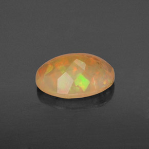 Opale multicolore naturelle coupe ovale, 0,87 ct, translucide