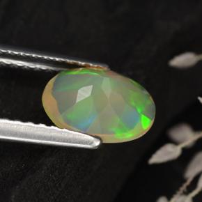 Opale multicolore naturelle coupe ovale, 0,75 ct, transparent