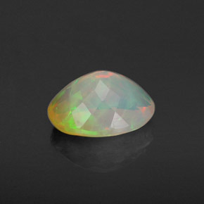 Opale multicolore naturelle coupe ovale, 0,87 ct, translucide