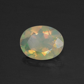 Opale multicolore naturelle coupe ovale, 0,73 ct, translucide