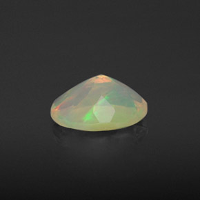 Opale multicolore naturelle coupe ovale, 0,73 ct, translucide
