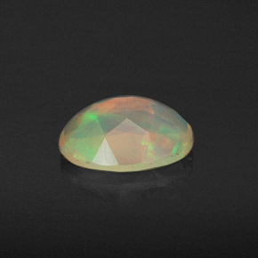 Opale multicolore naturelle coupe ovale, 0,74 ct, translucide