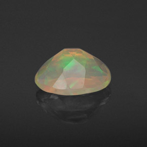 Opale multicolore naturelle coupe ovale, 0,93 ct, translucide