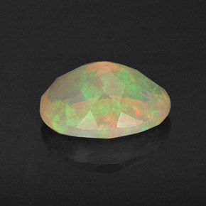 Opale multicolore naturelle coupe ovale, 0,80 ct, transparent