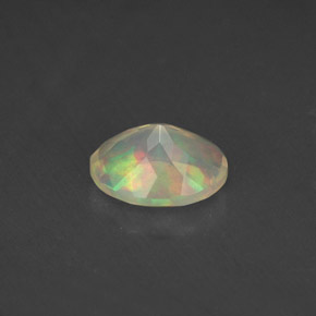 Opale multicolore naturelle coupe ovale, 0,77 ct, transparent