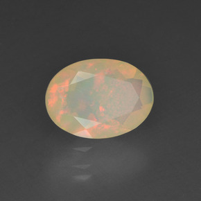Opale multicolore naturelle coupe ovale, 0,78 ct, translucide