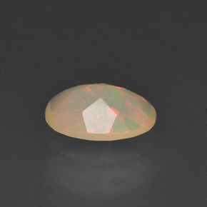 Opale multicolore naturelle coupe ovale, 0,78 ct, translucide