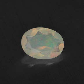 Opale multicolore naturelle coupe ovale, 0,65 ct, transparent