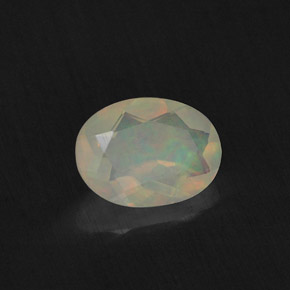 Opale multicolore naturelle coupe ovale, 0,65 ct, transparent