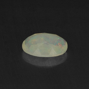 Opale multicolore naturelle coupe ovale, 0,65 ct, transparent
