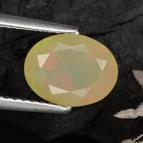 Opale multicolore naturelle coupe ovale, 1,04 ct, translucide
