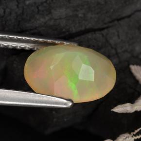 Opale multicolore naturelle coupe ovale, 1,04 ct, translucide