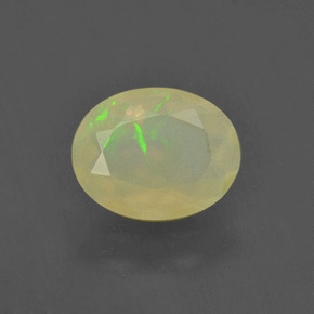 Opale multicolore naturelle coupe ovale, 0,93 ct, translucide