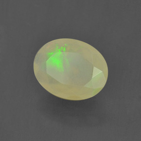Opale multicolore naturelle coupe ovale, 0,93 ct, translucide