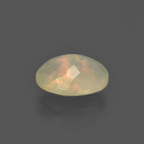Opale multicolore naturelle coupe ovale, 1,20 ct, translucide