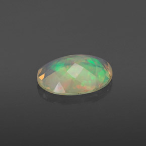 Opale multicolore naturelle coupe ovale, 0,86 ct, transparent
