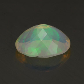 Opale multicolore naturelle coupe ovale, 1,50 ct, transparent