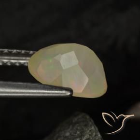 Opale Multicolore naturelle ovale, 0.97 ct, Transparent / Translucide