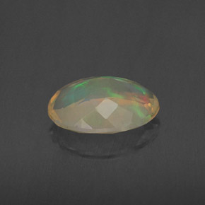 Opale multicolore naturelle coupe ovale, 1,34 ct, transparent