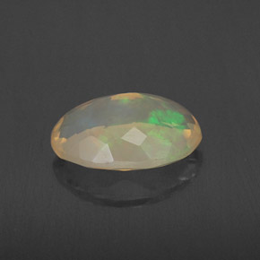 Opale multicolore naturelle coupe ovale, 1,72 ct, transparent