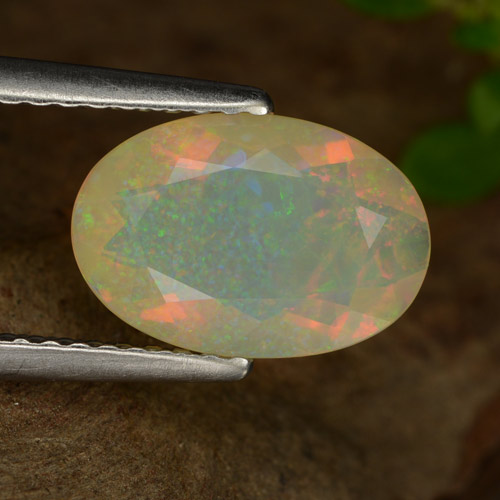 Opale multicolore naturelle coupe ovale, 1,26 ct, transparent