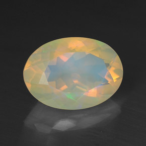 Opale multicolore naturelle coupe ovale, 1,38 ct, translucide