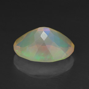 Opale multicolore naturelle coupe ovale, 1,38 ct, translucide