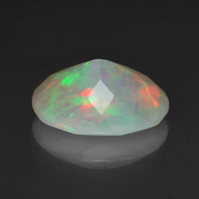 Opale multicolore naturelle coupe ovale, 1,34 ct, translucide